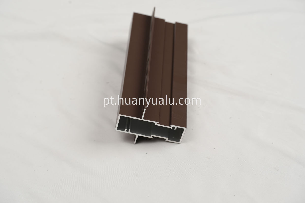 Perfis de porta e janela pintadas por spray Spray painted door and window profiles